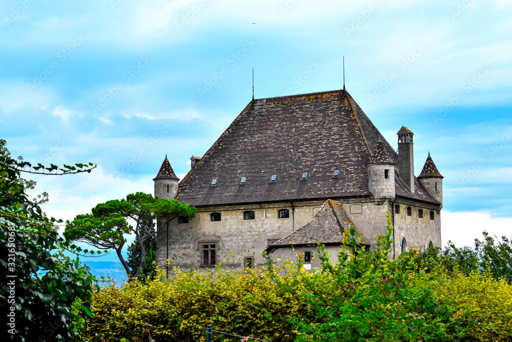 YVOIRE, FRANCE Vue sur le château d'Yvoire dans le village médiéval d'Yvoire sur les rives du lac Léman en Haute-Savoie, France. YVOIRE, FRANCE Vue sur le château d'Yvoire dans le village médiéval d'Yvoire sur les rives du lac Léman en Haute-Savoie, France.