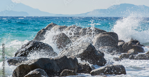Wellen bei Sturm im Mittelmeer, die auf Wellenbrecher schlagen auf Kos Griechenland  photo