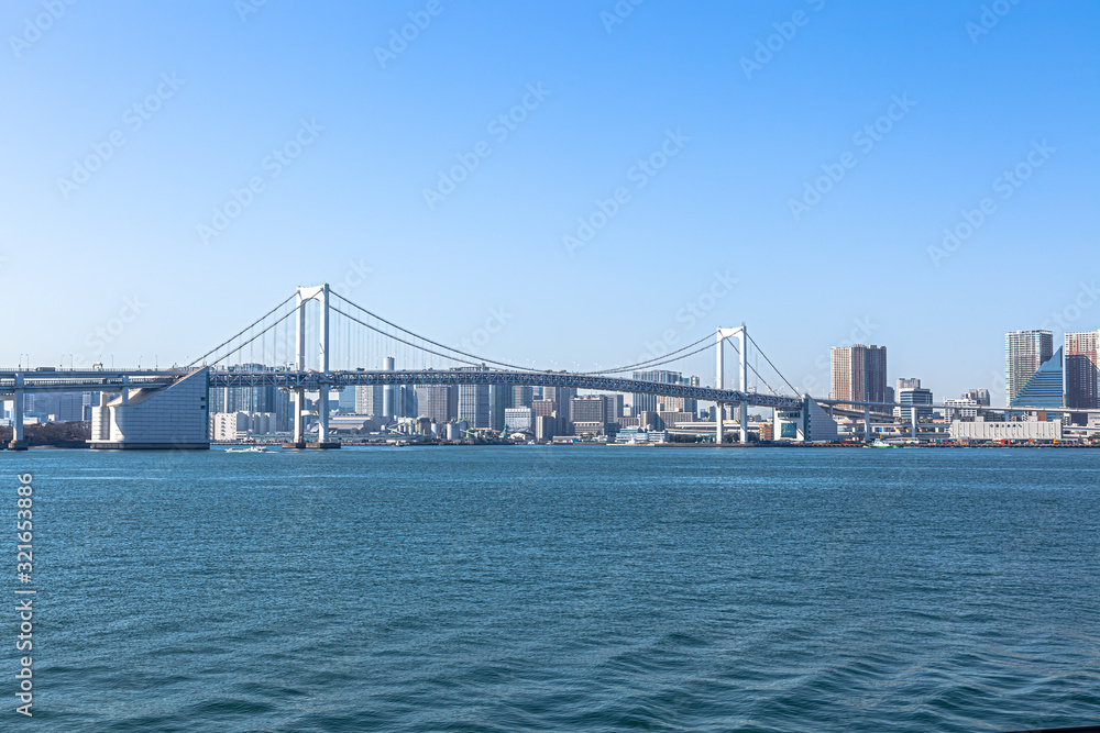 Naklejka premium ぐるり公園から見たレインボーブリッジと東京の街並み