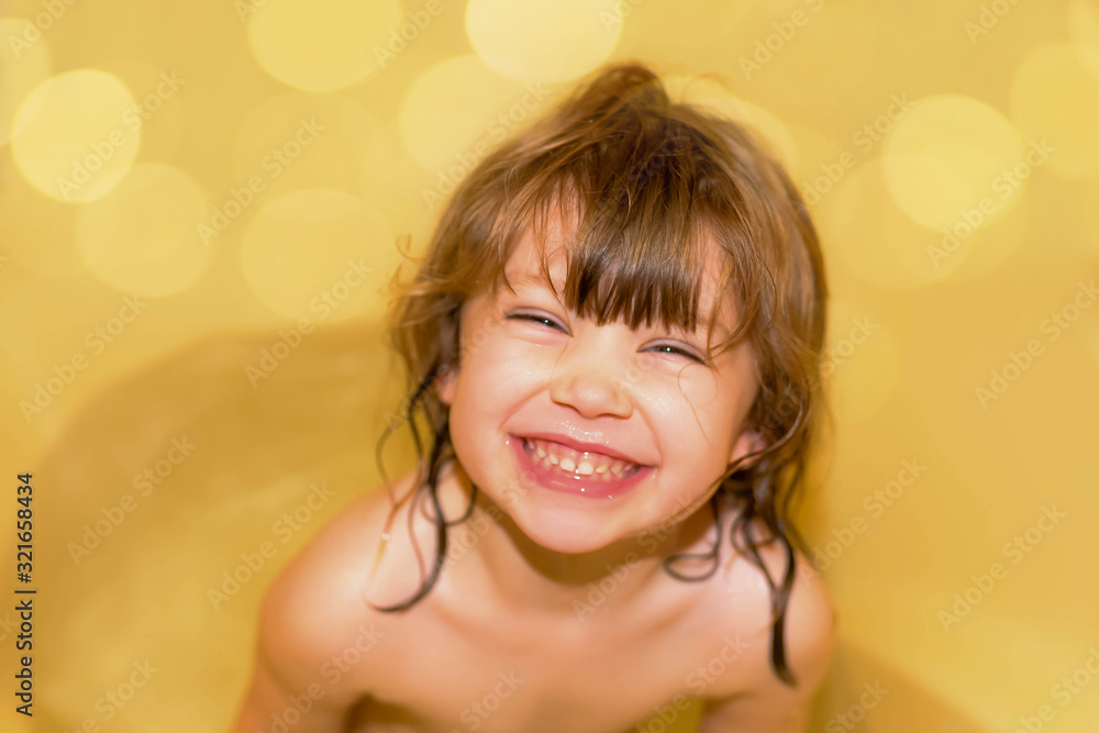 © Image'in - portrait of a pretty little girl in her bath © Image'in - portrait of a pretty little girl in her bath