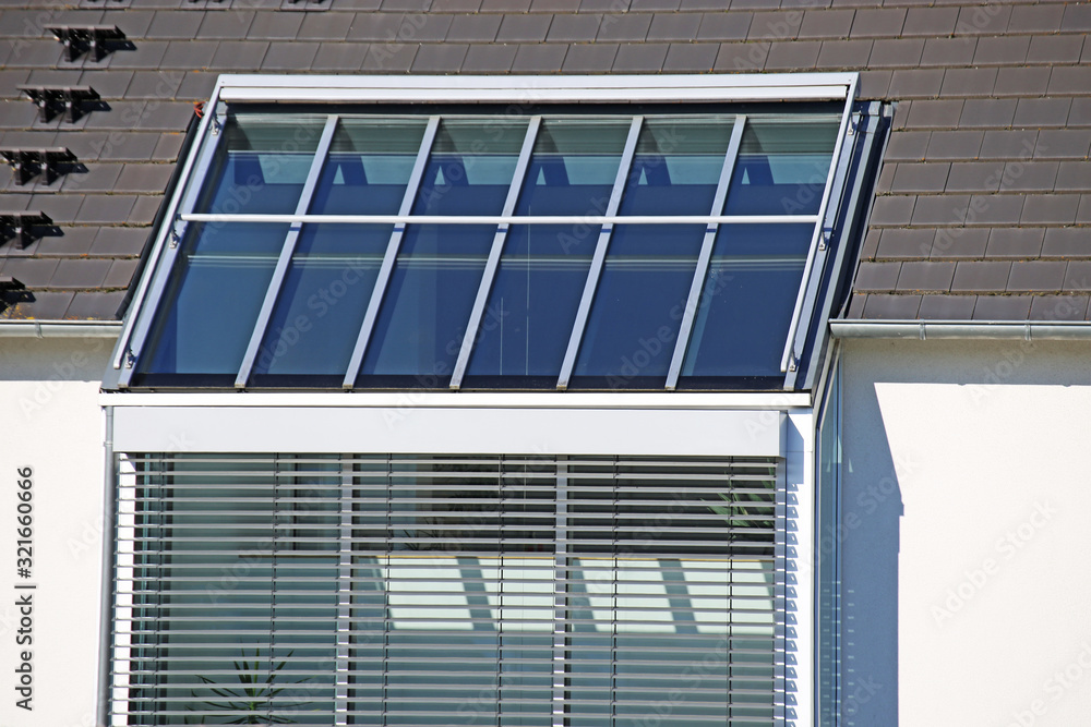 Fototapeta premium Modernes neues Fassadenanschlussfenster