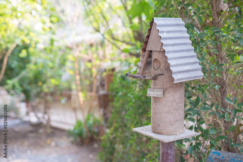 The bird house was designed with logs in the garden. // Image
