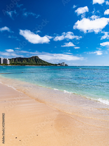 Fotografie Waikiki Beach and Diamond Head Crater including the hotels and buildings in Waikiki, Honolulu, Oahu island, Hawaii