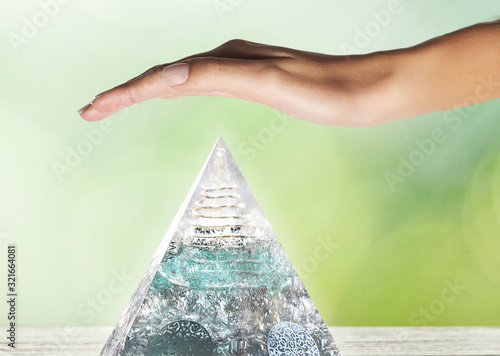 Orgon - Orgonite pyramide mit Hand - energie fühlen photo