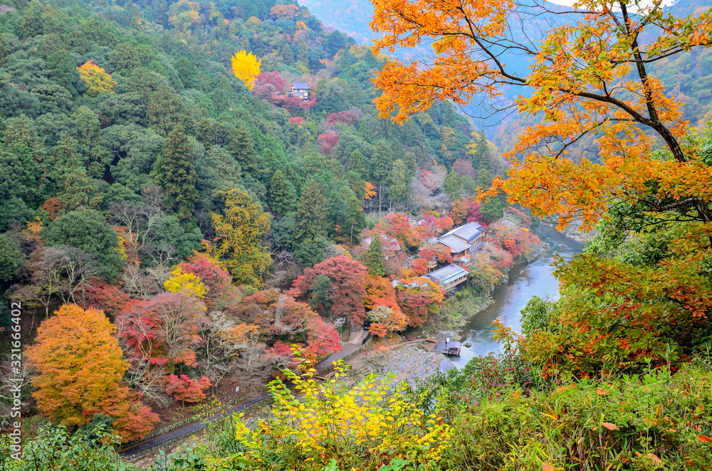 京都　秋の嵐山　保津峡