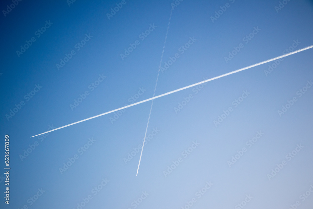 Flugzeuge mit Kondensstreifen am blauen Himmel Flugzeuge mit Kondensstreifen am blauen Himmel