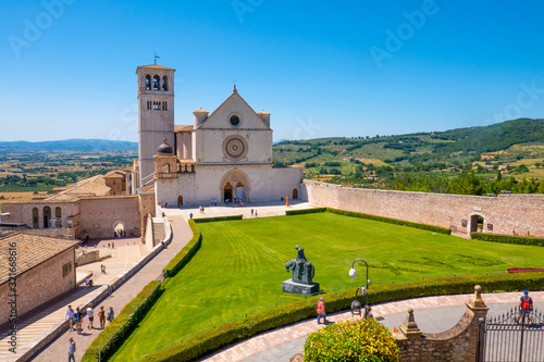 La Basilica di San Francesco ad Assisi, Umbria, Italia, in una soleggiata giornata estiva photo