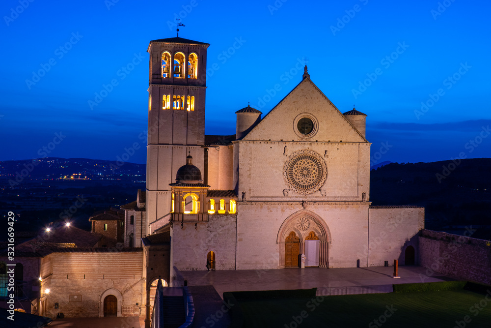 La Basilica di San Francesco ad Assisi, Umbria, Italia, al tramonto