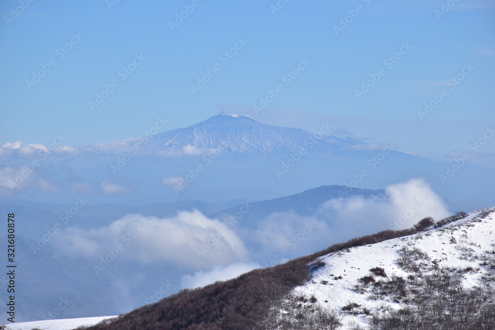 Vulcano Etna visibile da monte Carbonara. Eccezionale visibilità del vulcano da Palermo ad oltre 200 chilometri di distanza. Sicilia