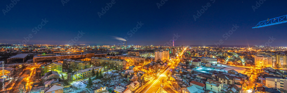 Fototapeta premium Panorama nocnego ukraińskiego miasta z wysokości