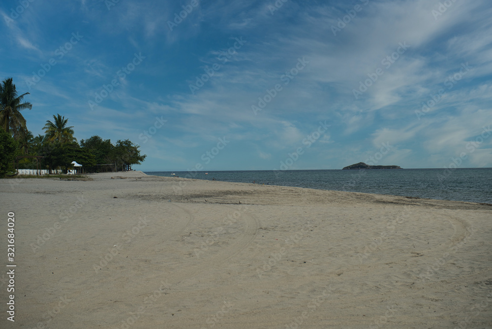 Verschiedene Facetten der einsamen Stände in Panama mit Palmen, Bootswreck, Gras, Palmenwedel  und  Sonnenschirm