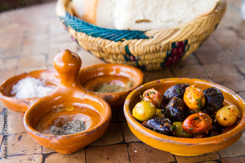 Eingelegte Oliven, marokkanische Art photo