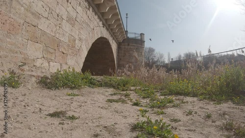 Puente árabe antiguo visto desde abajo