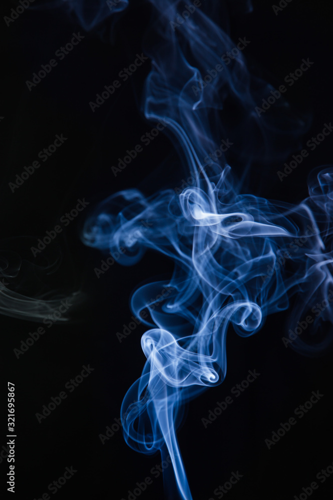 Obraz premium Blue smoke on black background