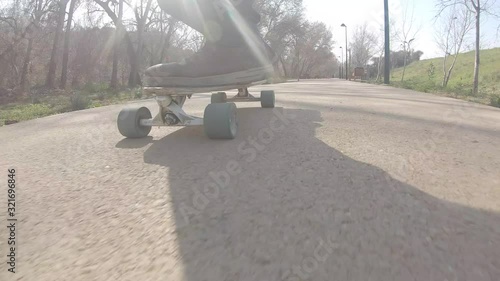 Longboard rodando en parque