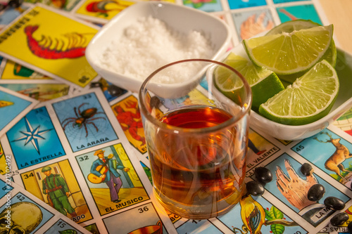 Tableau sur toile Shot de tequila ron con limon y sal y juego de lotería tradicional mexicana