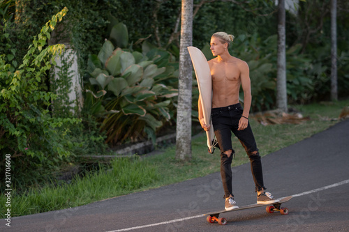 Photography guy with surf on the skateboard, парень с серфингом на скейте