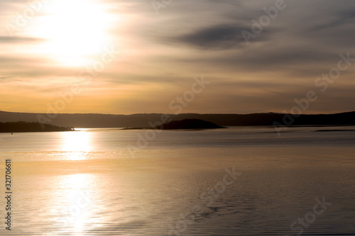 Sonnenaufgang auf dem menschenleeren Oslofjord bei bedecktem Himmel © Marcus Prochaska