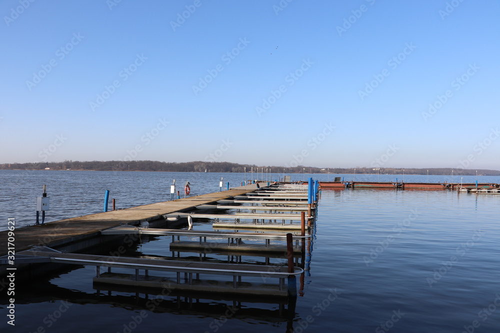 Jezioro Zegrzyńskie, zima, pusty port - obrazy, fototapety, plakaty 