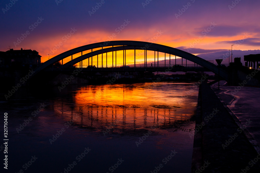 Coucher du soleil sur le pont de Pont Sainte Maxence, Oise, Picardie, Hauts-de-France