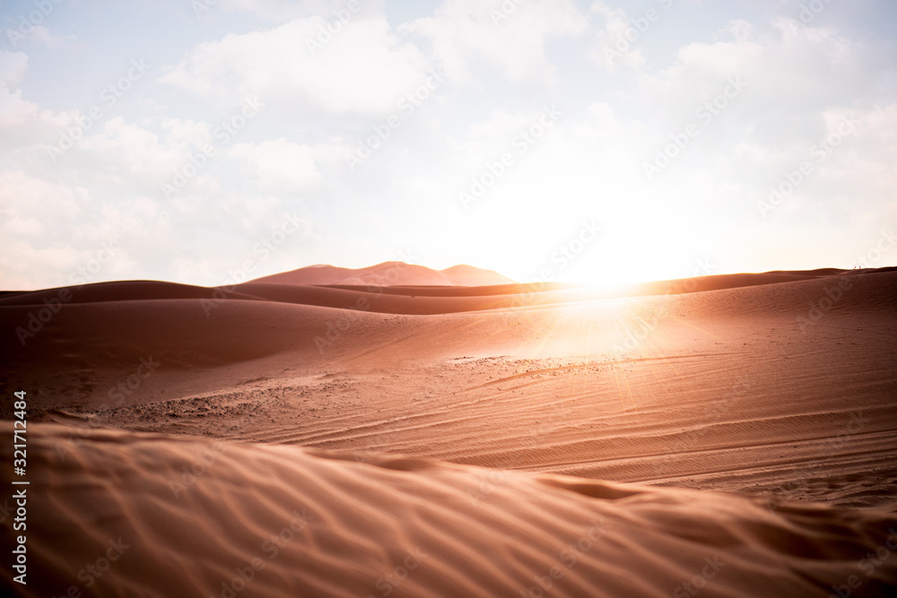 Sonnenuntergang in der Sahara Wüste in Marokko