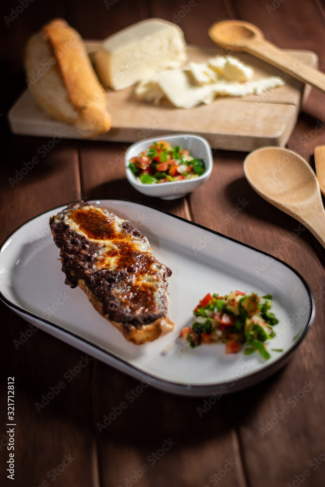 Molletes de frijoles con queso y salsa mexicana pico de gallo en bolillo tradicional mexicano Molletes de frijoles con queso y salsa mexicana pico de gallo en bolillo tradicional mexicano