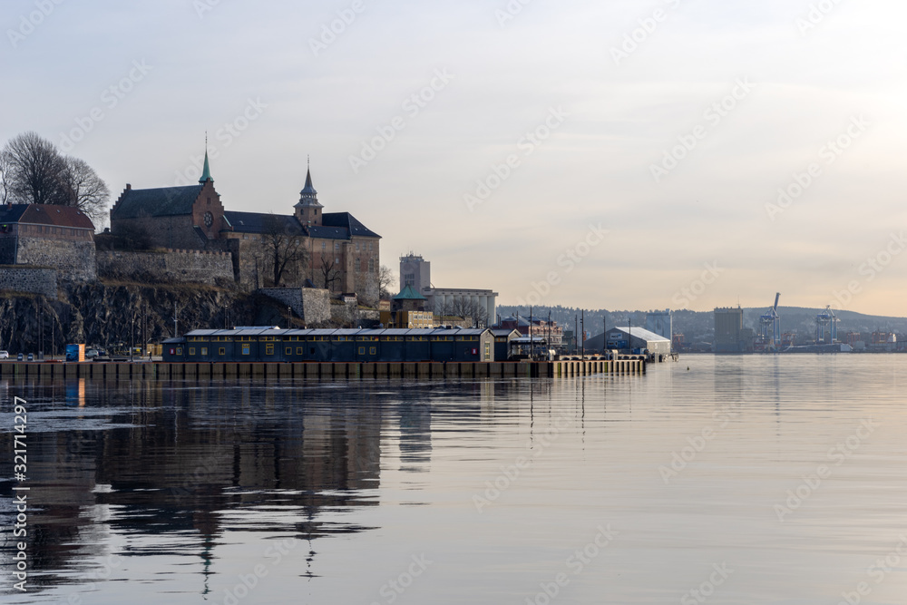 Die Akershus Festung am alten Hafen in Oslo im späten Nachmittag mit Textfreiraum