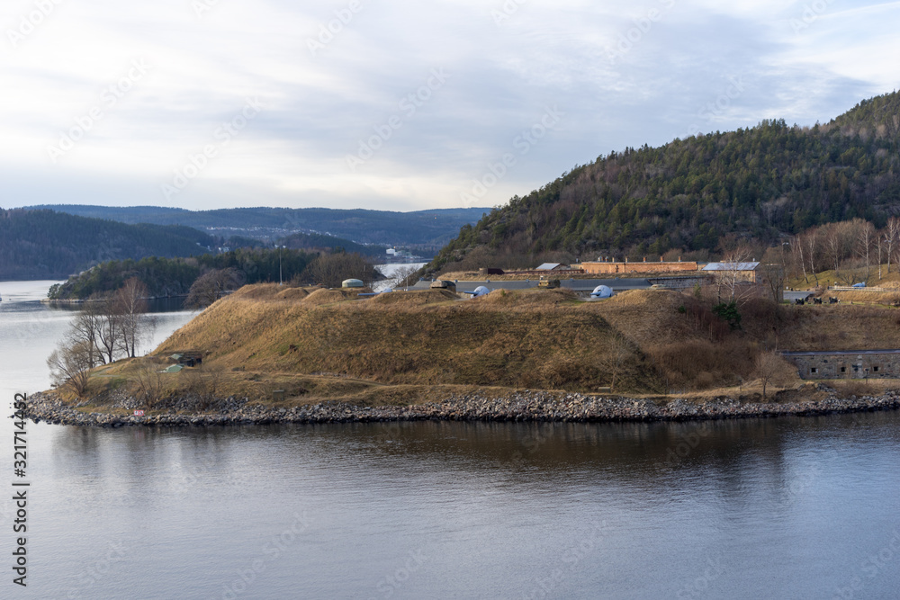 Ausblick auf die Festung Oscarsborg im Oslofjord am Nachmittag von einem Kreuzfahrtschiff aus