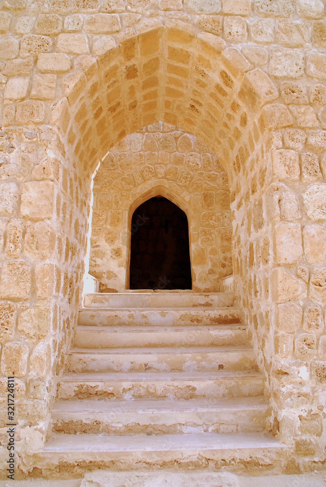 Treppe mit bogenförmigem Eingang im Bahrain Fort