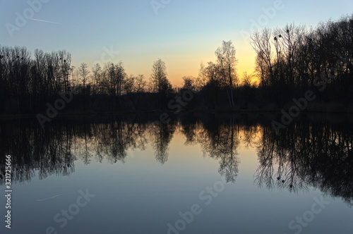 Fototapeta Naklejka Na Ścianę i Meble -  picturesque sunset on the lake