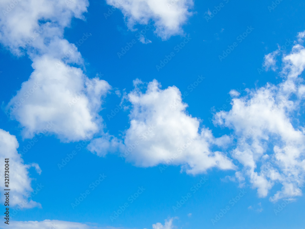 Obraz premium 背景素材用の青空と雲の風景