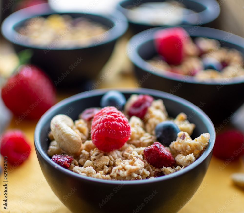 leckeres Müsli mit frischen und getrockneten Beeren. In Nahaufnahme mit unscharfen, hellen Hintergrund leckeres Müsli mit frischen und getrockneten Beeren. In Nahaufnahme mit unscharfen, hellen Hintergrund