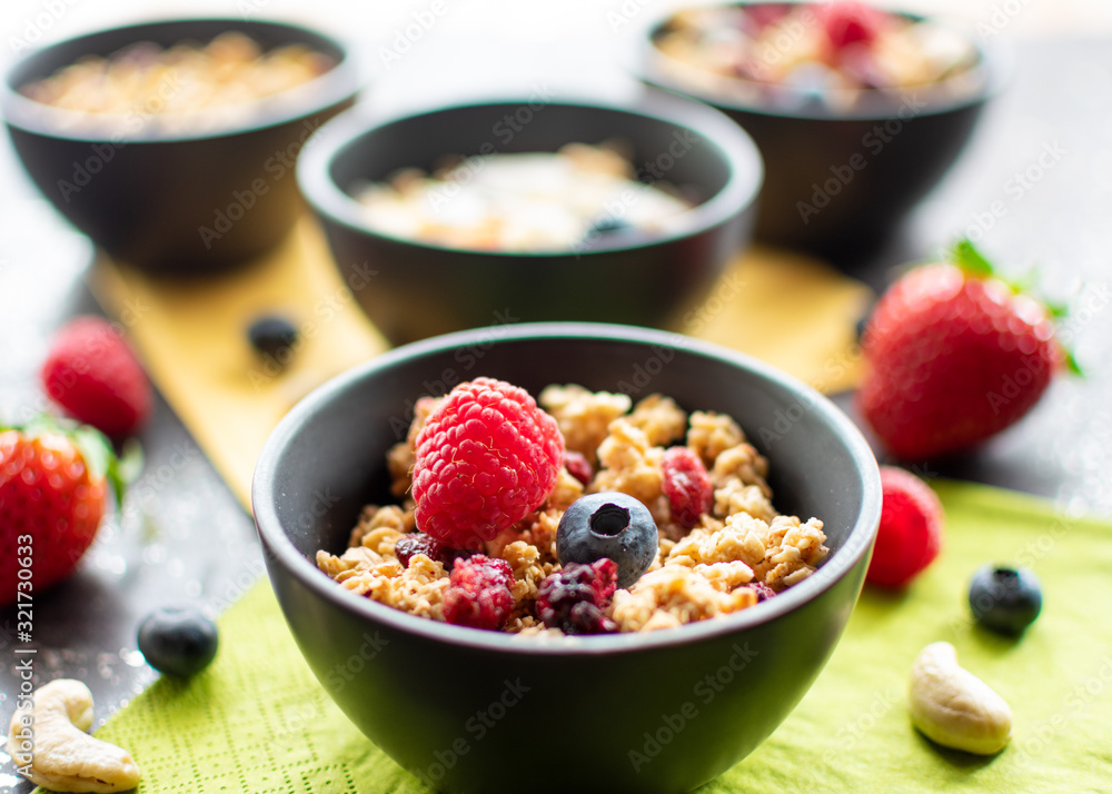 leckeres Müsli mit frischen und getrockneten Früchten im Schälchen. Mit unscharfen Hintergrund leckeres Müsli mit frischen und getrockneten Früchten im Schälchen. Mit unscharfen Hintergrund