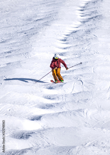 Canvastavla People are enjoying mogul skiing snow boarding