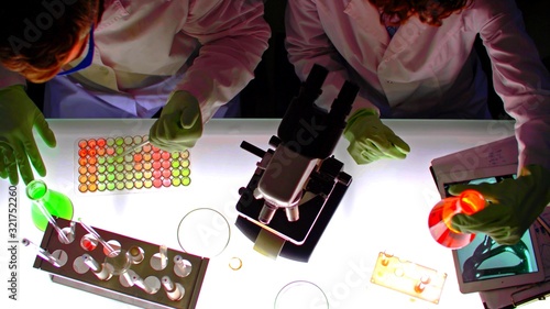 Fotografie Des chercheurs travaillent dans un laboratoire