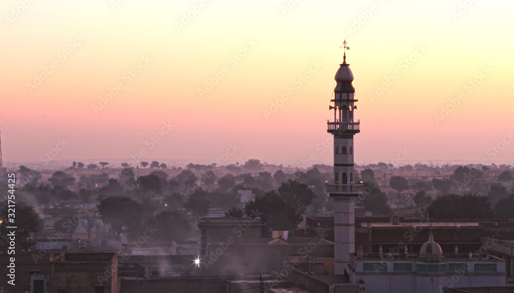 Minaret während des Sonnenaufganges 