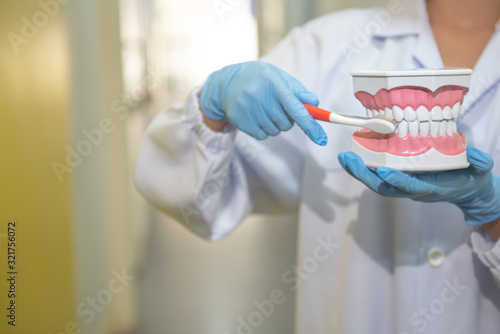 Bilde på lerret The dentist is examining the patients and advising them at the clinic
