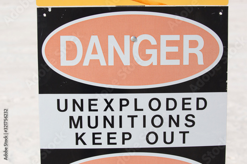 Φωτογραφία A warning sign in White Sands National Park keeping hikers away from a missile test range in New Mexico