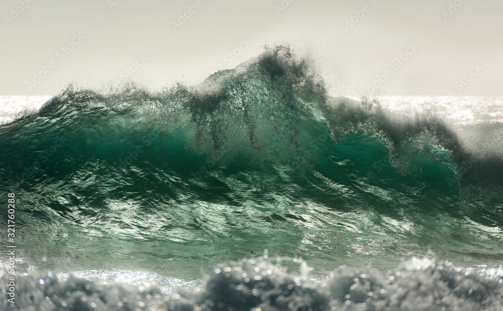 Obraz premium Huge waves at sunrise, Byron Bay Australia
