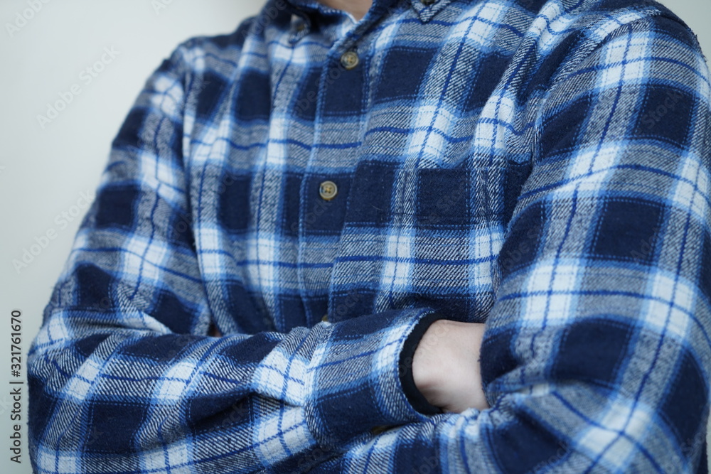 チェックの服で