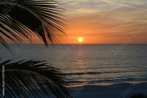 Fotografija Sunset over the Gulf of Mexico as seen from tropical Longboat Key Florida