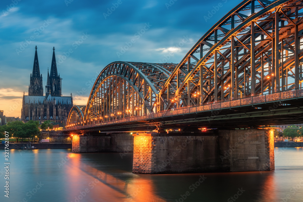Fototapeta premium Cologne Cathedral and Hohenzollern Bridge during twilight