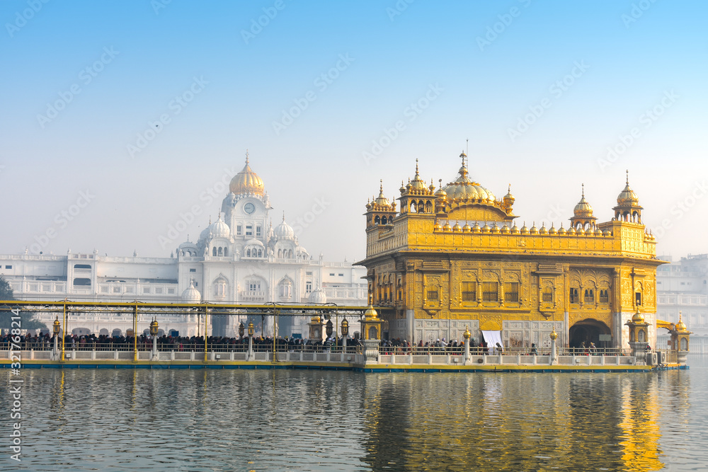 Fototapeta premium beautiful view of golden temple sri harmandir sahib in Amritsar, Punjab