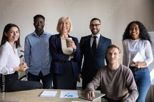Fotografi Six confident businesspeople international department successful employees posin