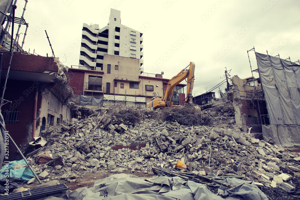 ショベルカーによる都市のビルの解体現場