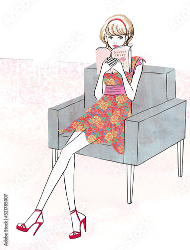 本を読み椅子に座る女性