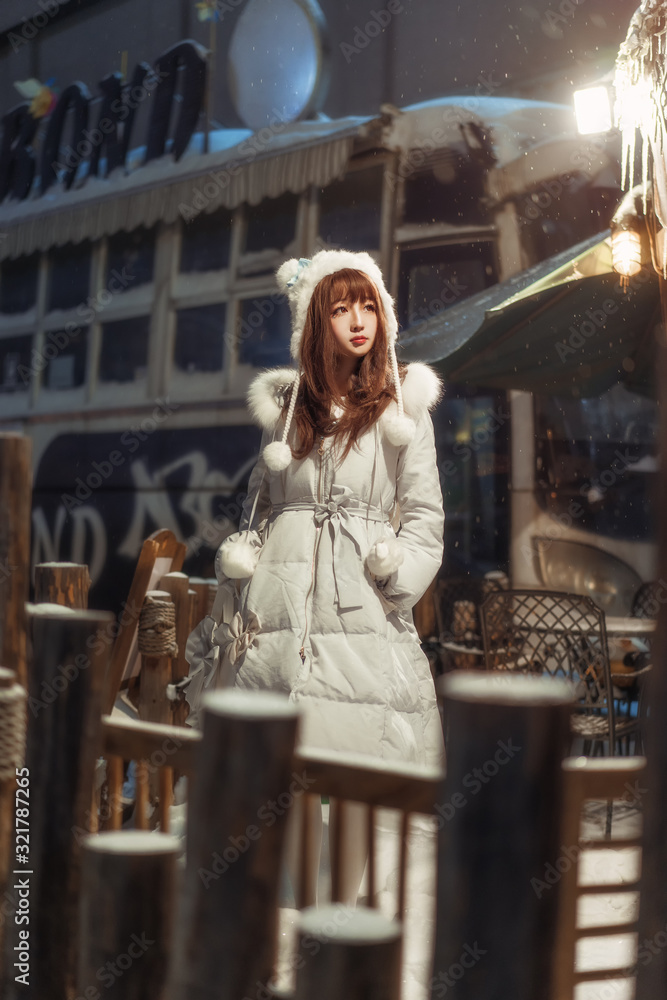 Obraz premium A beautiful Chinese girl in winter