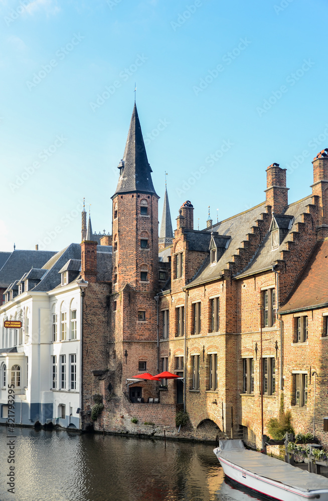 Fototapeta premium Last light of sunset on the buildings on canals in center of Bruges, Belgium