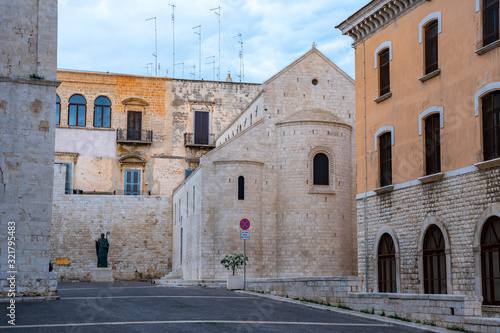 Fototapeta Naklejka Na Ścianę i Meble -  Basilica di San Nicola church in Bari. Italy.