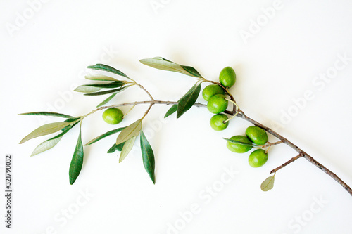 Obraz na płótnie Olive branch with green olives isolated on white background. w salonie
